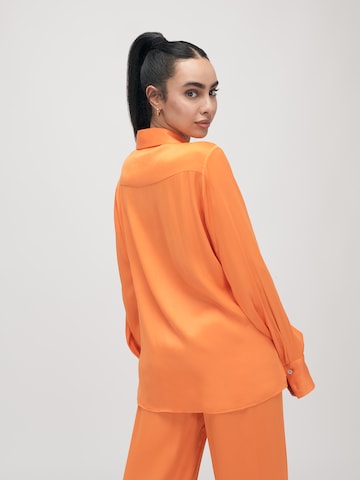 ABOUT YOU x VIAM Studio Bluse 'MARILYN' in Orange