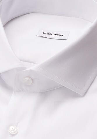 Coupe regular Chemise business 'Schwarze Rose' SEIDENSTICKER en blanc