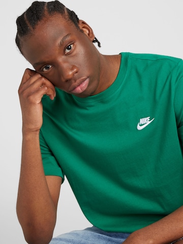Regular fit Tricou 'CLUB' de la Nike Sportswear pe verde