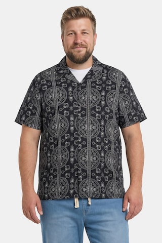 Men Plus Regular fit Button Up Shirt in Black: front