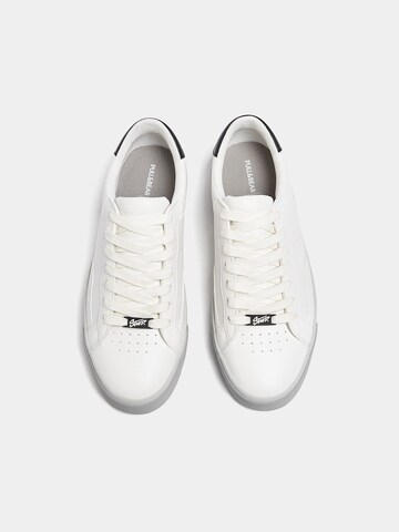 Sneaker low de la Pull&Bear pe alb