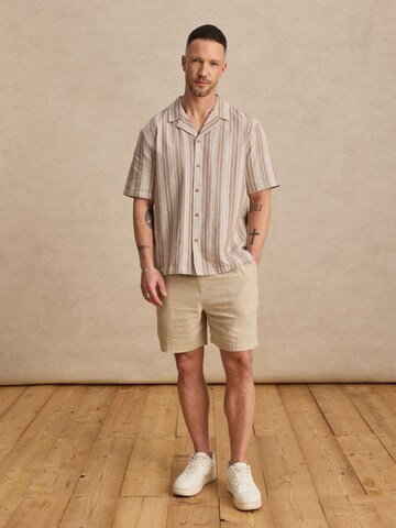 pilka DAN FOX APPAREL Standartinis modelis Marškiniai 'Benny'
