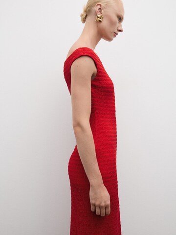 Rochie 'FRESA' de la MANGO pe roșu: față