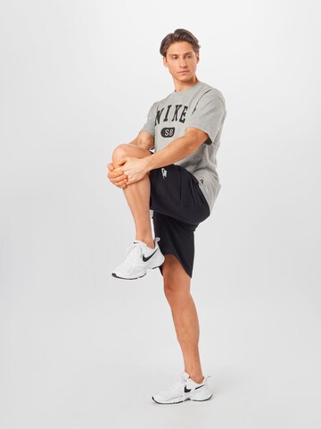 Nike SB Shirt in Grau