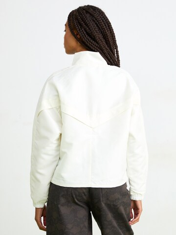 Nike Sportswear Between-season jacket in White