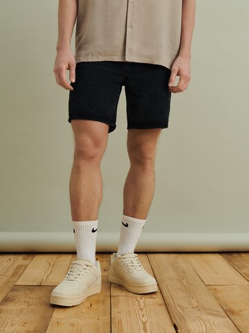 DAN FOX APPAREL Regular Shorts 'Angelo' in Schwarz: Vorderseite