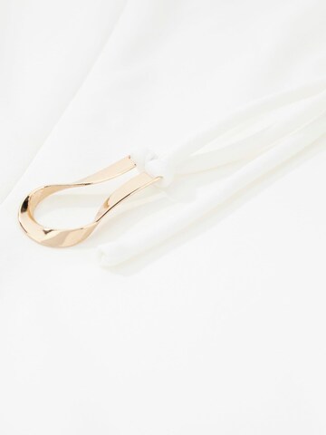 Rochie de la GUESS pe alb