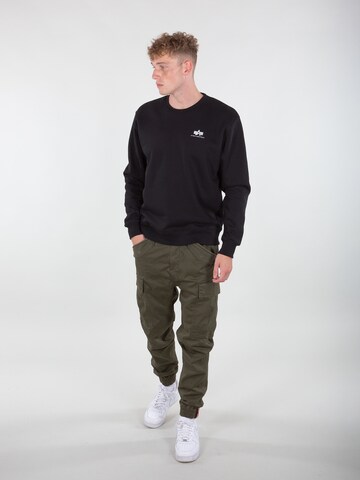 ALPHA INDUSTRIES Дънки Tapered Leg Карго панталон 'Airman' в зелено