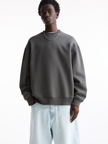 Pull&Bear Sweatshirt i grå: framsida