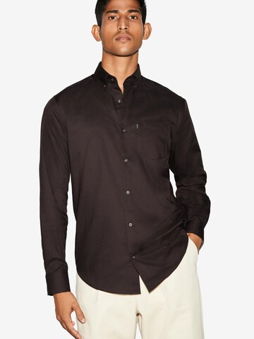 Coupe regular Chemise Next en marron : devant