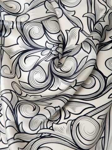 Sciarpa 'Seidentuch Floral  dunkelblau weiss' di MayTree in bianco