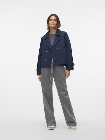 VERO MODA Overgangsfrakke 'CHLOEMIA' i blå