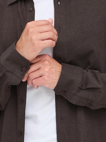 Casual Friday - Ajuste regular Camisa 'CFARKAN' en marrón