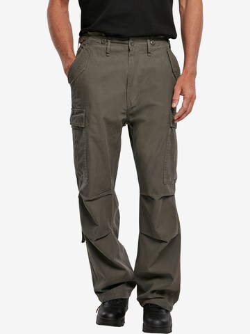 Brandit Loose fit Cargo Pants in Green: front