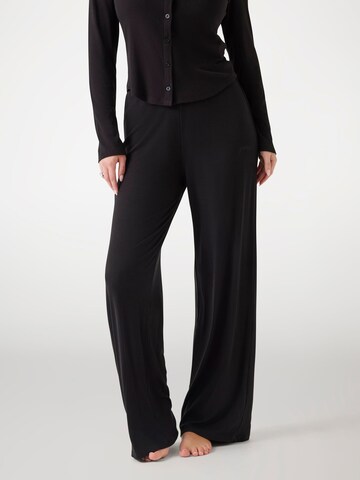 GUESS Wide Leg Hose 'Lia' in Schwarz: Vorderseite