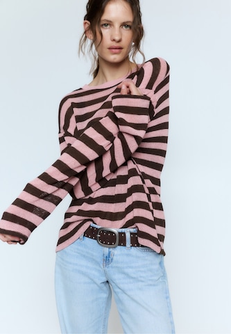 Pulover de la Pull&Bear pe roz