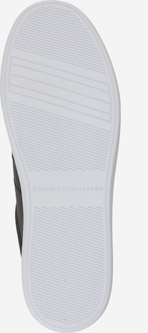 TOMMY HILFIGER Rövid szárú sportcipők 'ESSENTIAL' - fekete