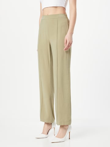 Loosefit Pantalon à plis COMMA en vert : devant