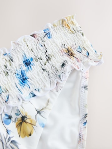 Slip costum de baie de la Next pe alb