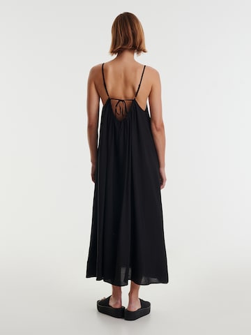 Robe d’été 'Fabrizia' EDITED en noir