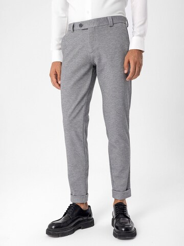 Coupe slim Pantalon Antioch en gris : devant