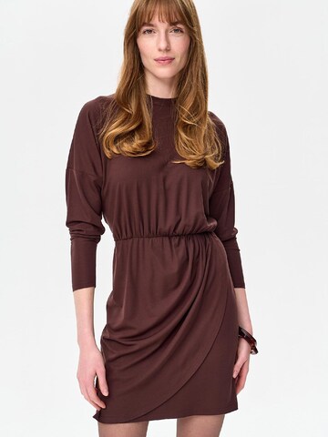 Blue Shadow Kleid‌‌‌‌‌‌‌‌‌ in Braun
