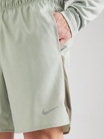 Regular Pantaloni sport 'CHALLENGER' de la NIKE pe verde
