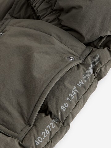 Next - Abrigo en gris