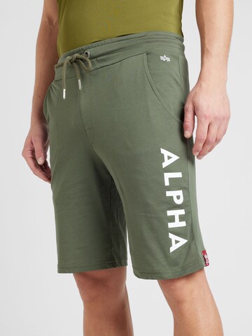 ALPHA INDUSTRIES Regularen Hlače | zelena barva