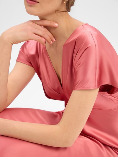 Marie Lund Robe de soirée en saumon, Vue avec produit