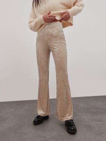 EDITED Flared Broek 'Birla' in Beige: voorkant