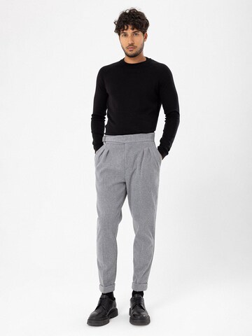 Antioch Regular Bundfaltenhose in Grau