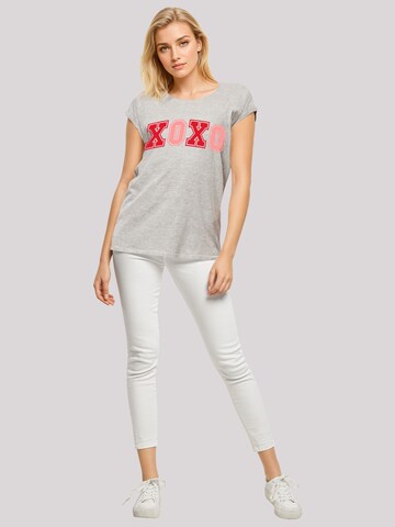T-shirt 'Xoxo Varsity College Style Valentinstag' F4NT4STIC en gris