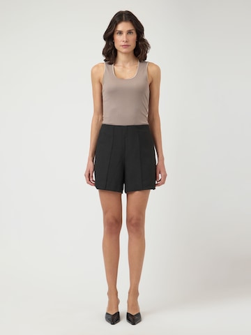 YAS Regular Shorts in Schwarz