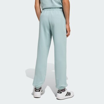 ADIDAS SPORTSWEAR - Tapered Calças de desporto 'Slogan' em verde