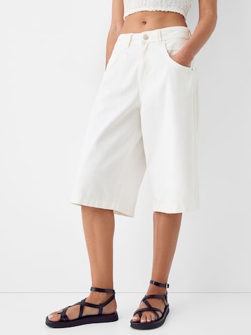 Bershka Loose fit Trousers in White: front