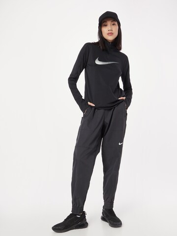 NIKE Funktionsshirt 'Swoosh' in Schwarz