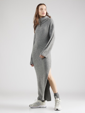 Robes en maille Abercrombie & Fitch en gris : devant