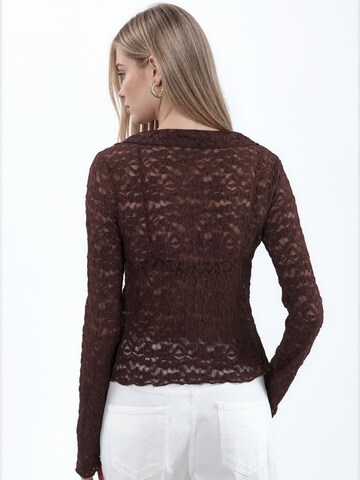 Busem - Blusa em castanho