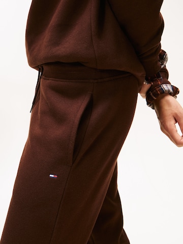 Tommy Jeans Tapered Hose in Braun