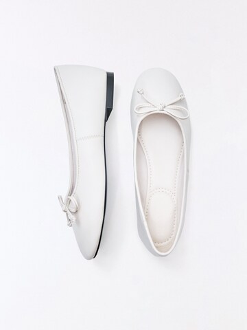 Bershka Baleriny w kolorze biały