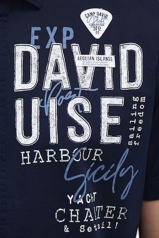CAMP DAVID Regular Fit Leichtes Kurzarmhemd mit Logo Artwork in Blau