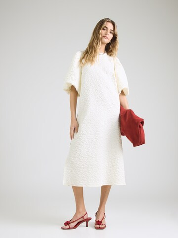 Noella Klänning 'Reno Pastis' i beige: framsida