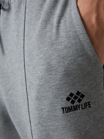 Tommy Life Zwężany krój Spodnie sportowe 'Jogginghose' w kolorze szary