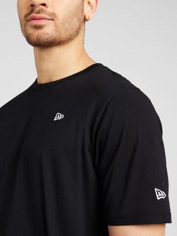 NEW ERA - Camisa 'ESSENTLS' em preto