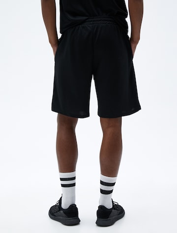 Koton Regular Shorts in Schwarz