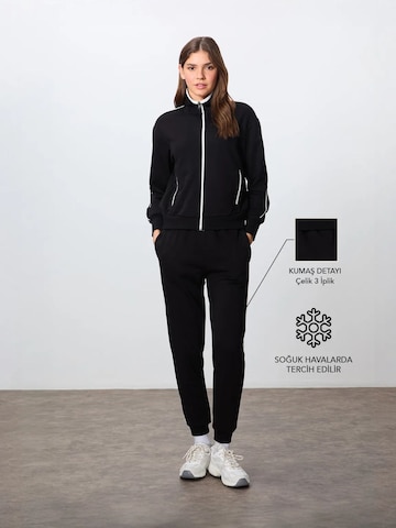 Tommy LifeJogging komplet - crna boja: prednji dio