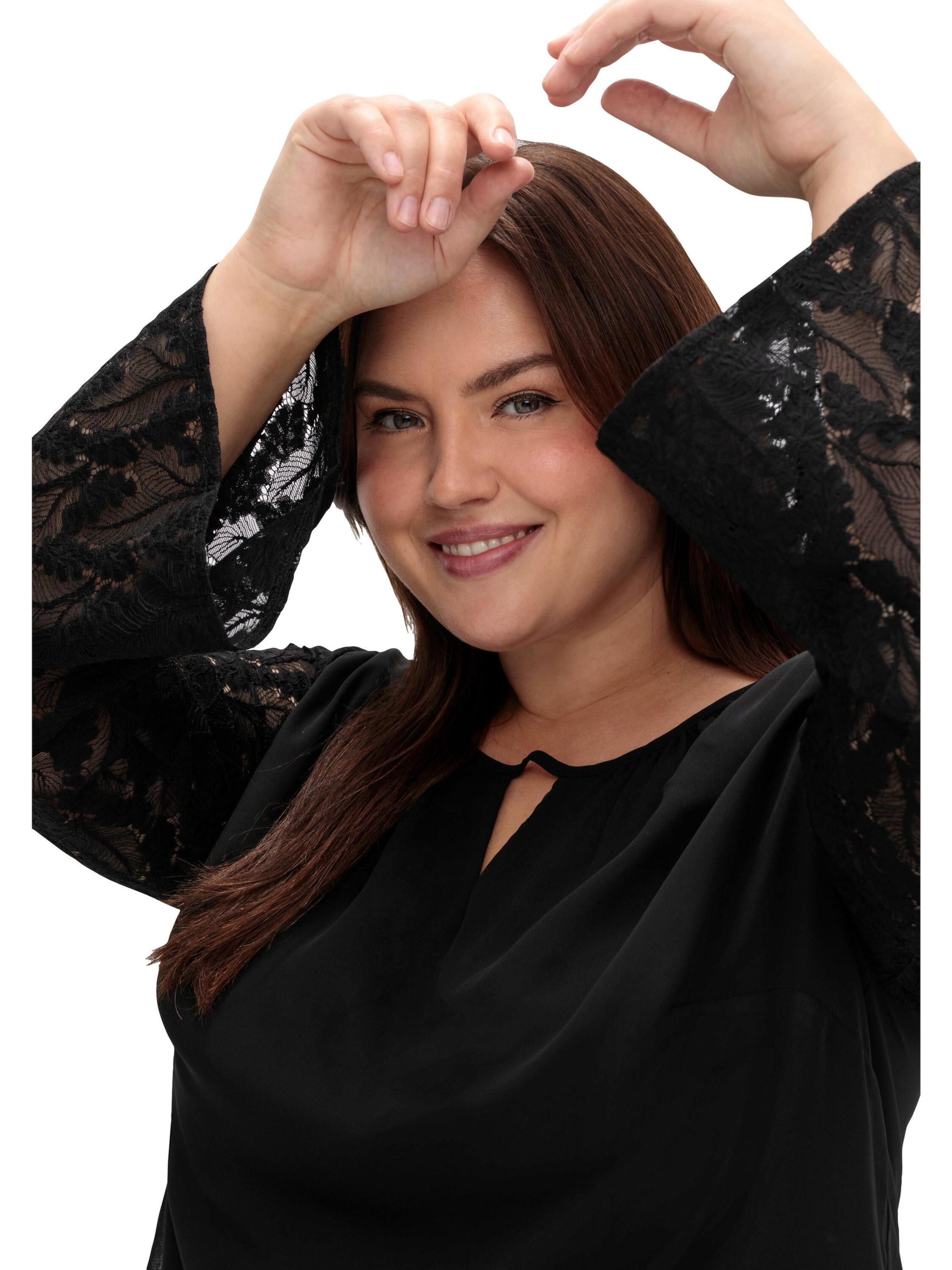 Tunica de la SHEEGO pe negru