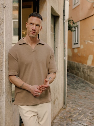 DAN FOX APPAREL Футболка 'Joscha' в Коричневый