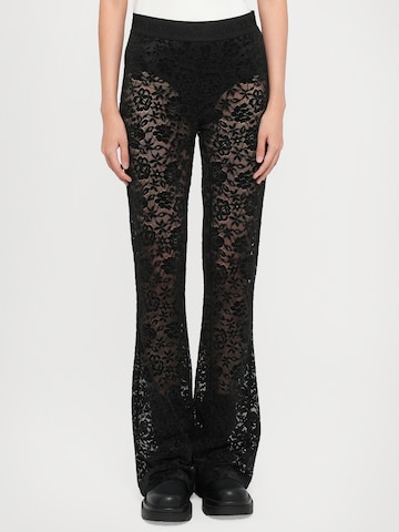 Versace Jeans Couture - Acampanado Pantalón 'FOUSEUX' en negro: frente